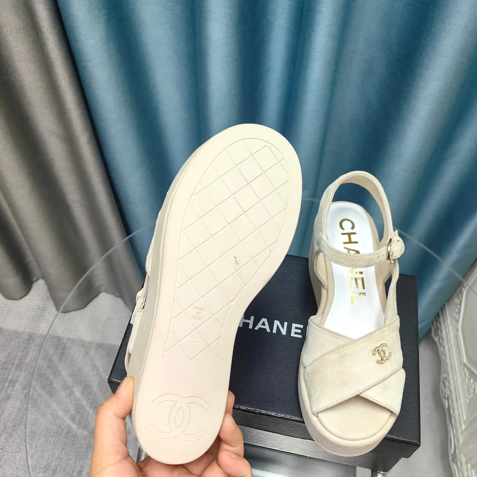 👟👟Ex-factory price 540👟👟 Top version Chanel/Chanel 24ss thick-soled lame-heeled sandals Material ☑️Fabric: patent leather/sheep ☑️Lining: sheepskin ☑️Outsole: original outsole ☑️Heel height: 7.5cm ☑️Number of yards: 35-40